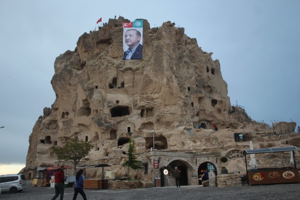 Foto - Seçim sonuçlanırken dünyanın en büyük doğal gökdelenine asıldı! Görenler gözlerine inanamadı