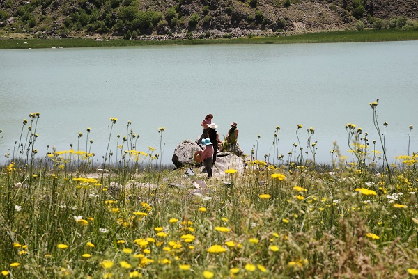 Foto - Dünyanın en büyük ikinci krater gölü bayramda ziyaretçi akınına uğradı