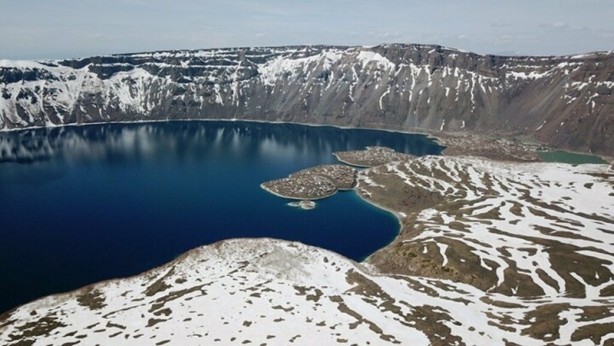 Foto - Dünyanın en büyük ikinci krater gölü Nemrut bembeyaz görüntüsüyle adeta büyülüyor