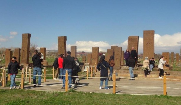 Foto - Dünyanın en büyük tarihi Türk-İslam mezarlığında bayram yoğunluğu