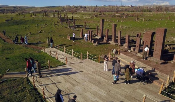 Foto - Dünyanın en büyük tarihi Türk-İslam mezarlığında bayram yoğunluğu