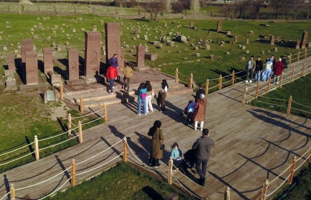 Dünyanın en büyük tarihi Türk-İslam mezarlığında bayram yoğunluğu
