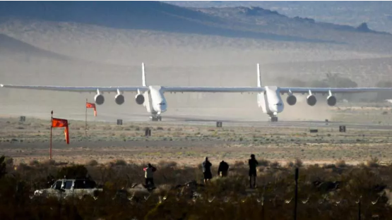 Foto - Dünyanın en büyük uçağı Stratolaunch'dan rekor kıran test!