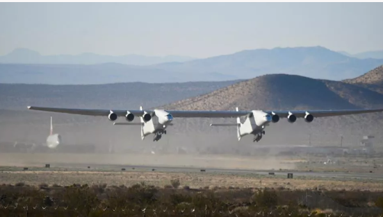 Foto - Dünyanın en büyük uçağı Stratolaunch'dan rekor kıran test!