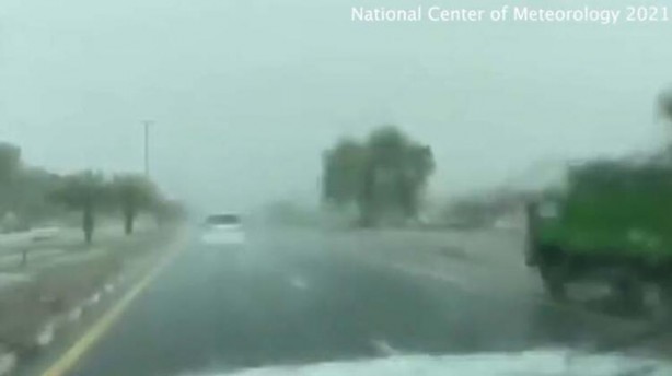 Foto - Dünyanın en kurak ülkelerinden biriydi! Böyle yağmur yağdırdılar