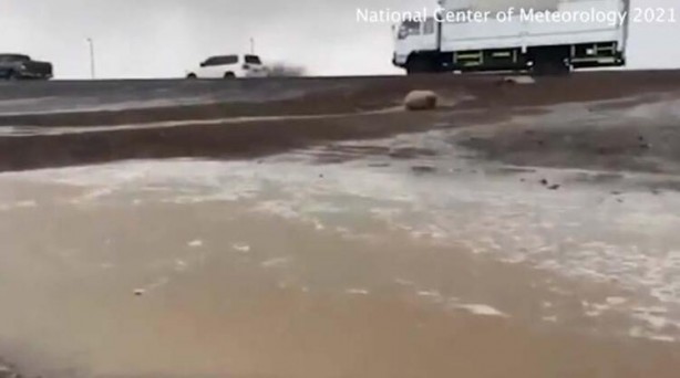 Foto - Dünyanın en kurak ülkelerinden biriydi! Böyle yağmur yağdırdılar