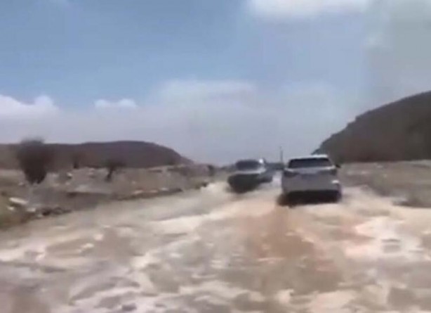 Foto - Dünyanın en kurak ülkelerinden biriydi! Böyle yağmur yağdırdılar