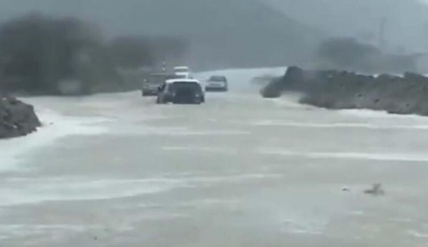 Foto - Dünyanın en kurak ülkelerinden biriydi! Böyle yağmur yağdırdılar