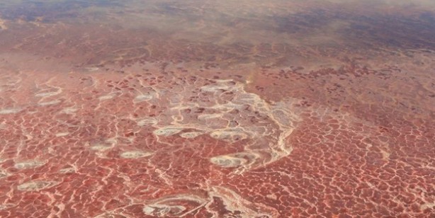 Foto - Dünyanın en ölümcül gölü Natron: Yaklaşan 'taş'a dönüyor! Teması olanlar için büyük bir tehlike! Duyanlar şaşkın