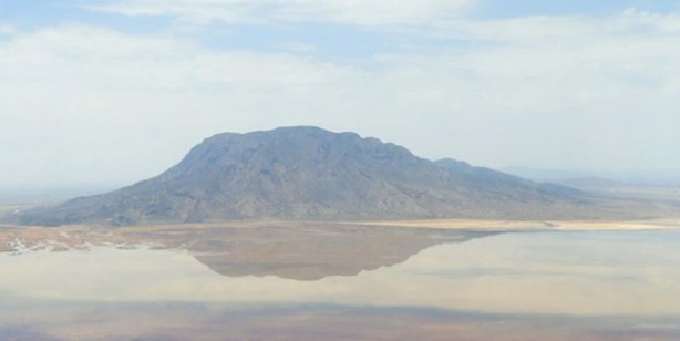 Foto - Dünyanın en ölümcül gölü Natron: Yaklaşan 'taş'a dönüyor! Teması olanlar için büyük bir tehlike! Duyanlar şaşkın