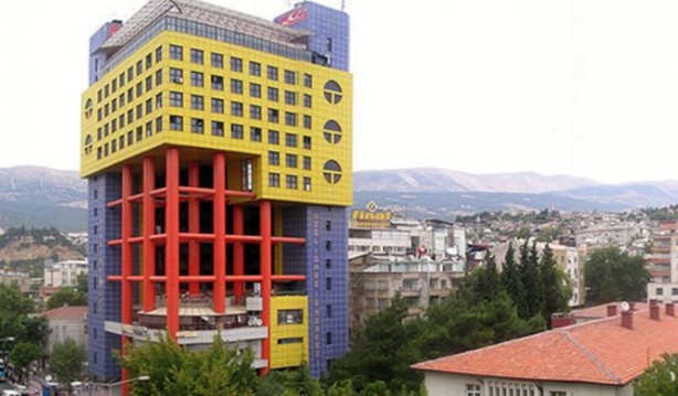 Dünyanın en saçma binasıydı! Hamurdan maketi yapıldı