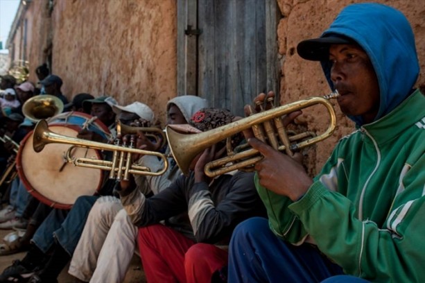 Foto - Dünyanın en sıra dışı geleneği