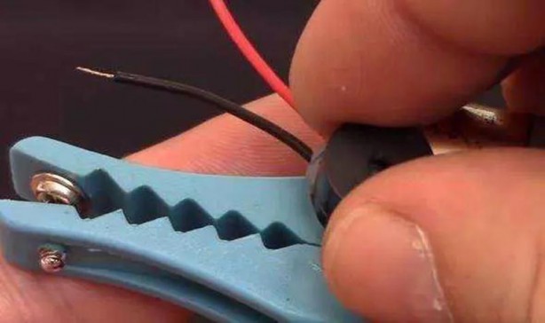 Foto - Dünyanın en 'tuhaf' güvenlik sistemi! Mandal ve pil yardımıyla bakın neler yaptı