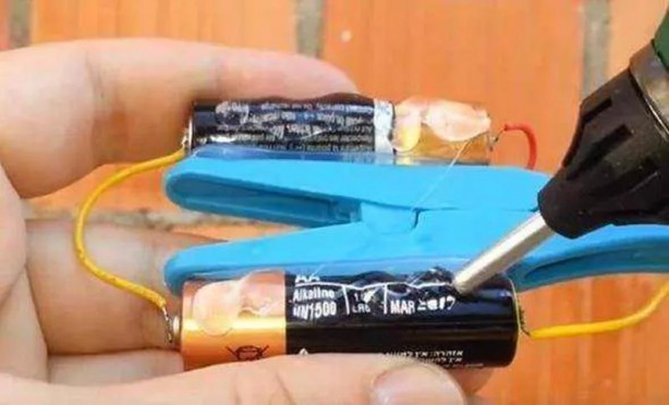 Foto - Dünyanın en 'tuhaf' güvenlik sistemi! Mandal ve pil yardımıyla bakın neler yaptı