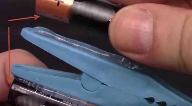 Foto - Dünyanın en 'tuhaf' güvenlik sistemi! Mandal ve pil yardımıyla bakın neler yaptı