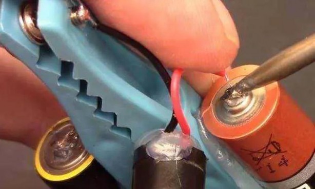 Foto - Dünyanın en 'tuhaf' güvenlik sistemi! Mandal ve pil yardımıyla bakın neler yaptı