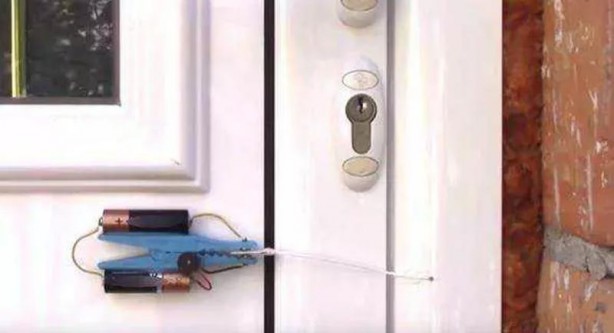Foto - Dünyanın en 'tuhaf' güvenlik sistemi! Mandal ve pil yardımıyla bakın neler yaptı
