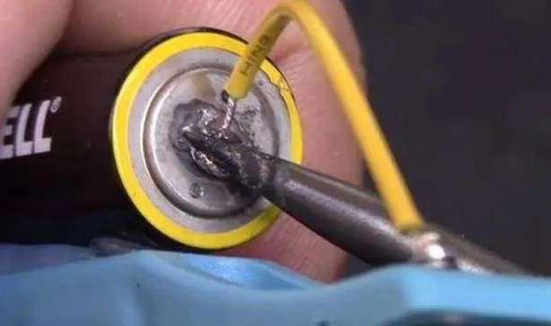 Foto - Dünyanın en 'tuhaf' güvenlik sistemi! Mandal ve pil yardımıyla bakın neler yaptı