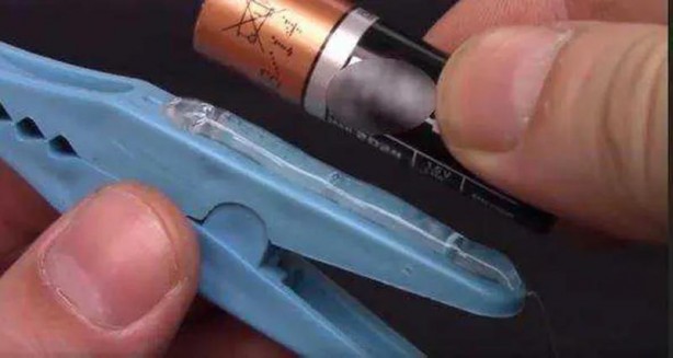 Foto - Dünyanın en 'tuhaf' güvenlik sistemi! Mandal ve pil yardımıyla bakın neler yaptı