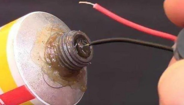 Foto - Dünyanın en 'tuhaf' güvenlik sistemi! Mandal ve pil yardımıyla bakın neler yaptı