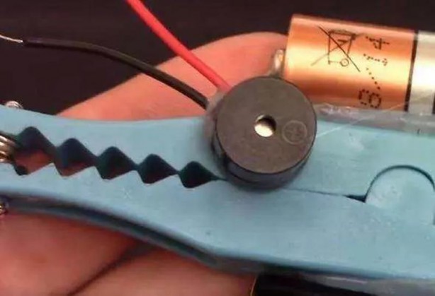 Foto - Dünyanın en 'tuhaf' güvenlik sistemi! Mandal ve pil yardımıyla bakın neler yaptı