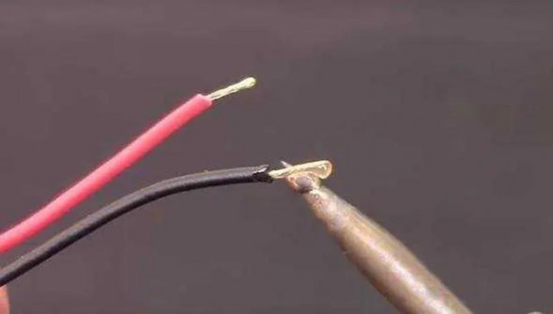 Foto - Dünyanın en 'tuhaf' güvenlik sistemi! Mandal ve pil yardımıyla bakın neler yaptı