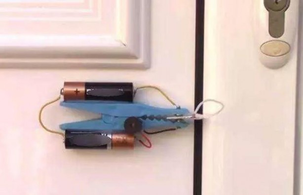 Foto - Dünyanın en 'tuhaf' güvenlik sistemi! Mandal ve pil yardımıyla bakın neler yaptı
