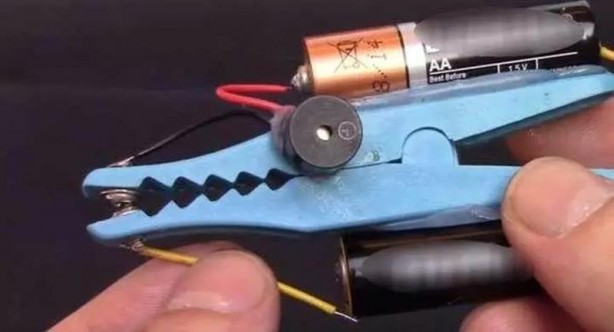 Dünyanın en 'tuhaf' güvenlik sistemi! Mandal ve pil yardımıyla bakın neler yaptı