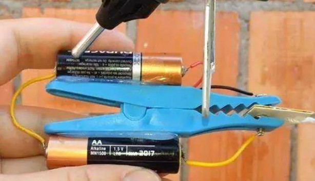 Foto - Dünyanın en 'tuhaf' güvenlik sistemi! Mandal ve pil yardımıyla bakın neler yaptı