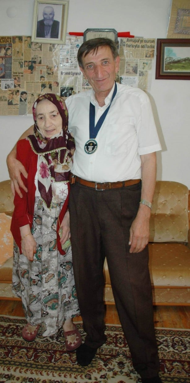 Foto - "Dünyanın en uzun burunlu adamı" seçilen Artvinli öldü, son görüntüleri Togg'la