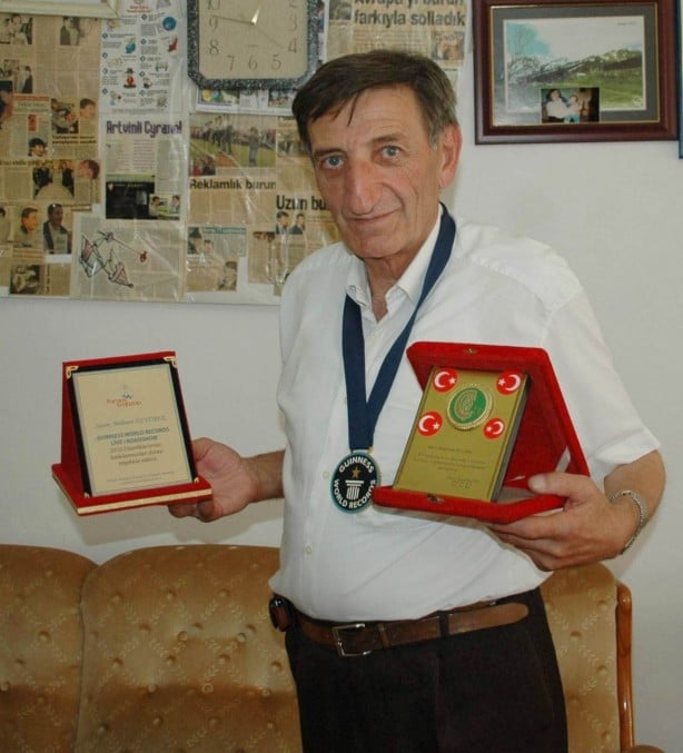 Foto - "Dünyanın en uzun burunlu adamı" seçilen Artvinli öldü, son görüntüleri Togg'la