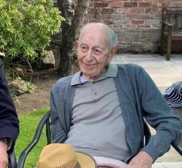 Foto - Dünyanın en yaşlı erkeği İngiliz John Tinniswood oldu! Yaşını duyan inanamadı