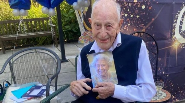 Dünyanın en yaşlı erkeği İngiliz John Tinniswood oldu! Yaşını duyan inanamadı