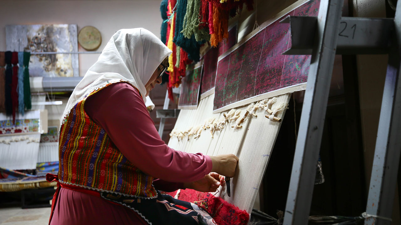 Foto - Dünyanın gözdesi ilmek ilmek dokunuyor! Uşak halısının 600 yıllık sırrı