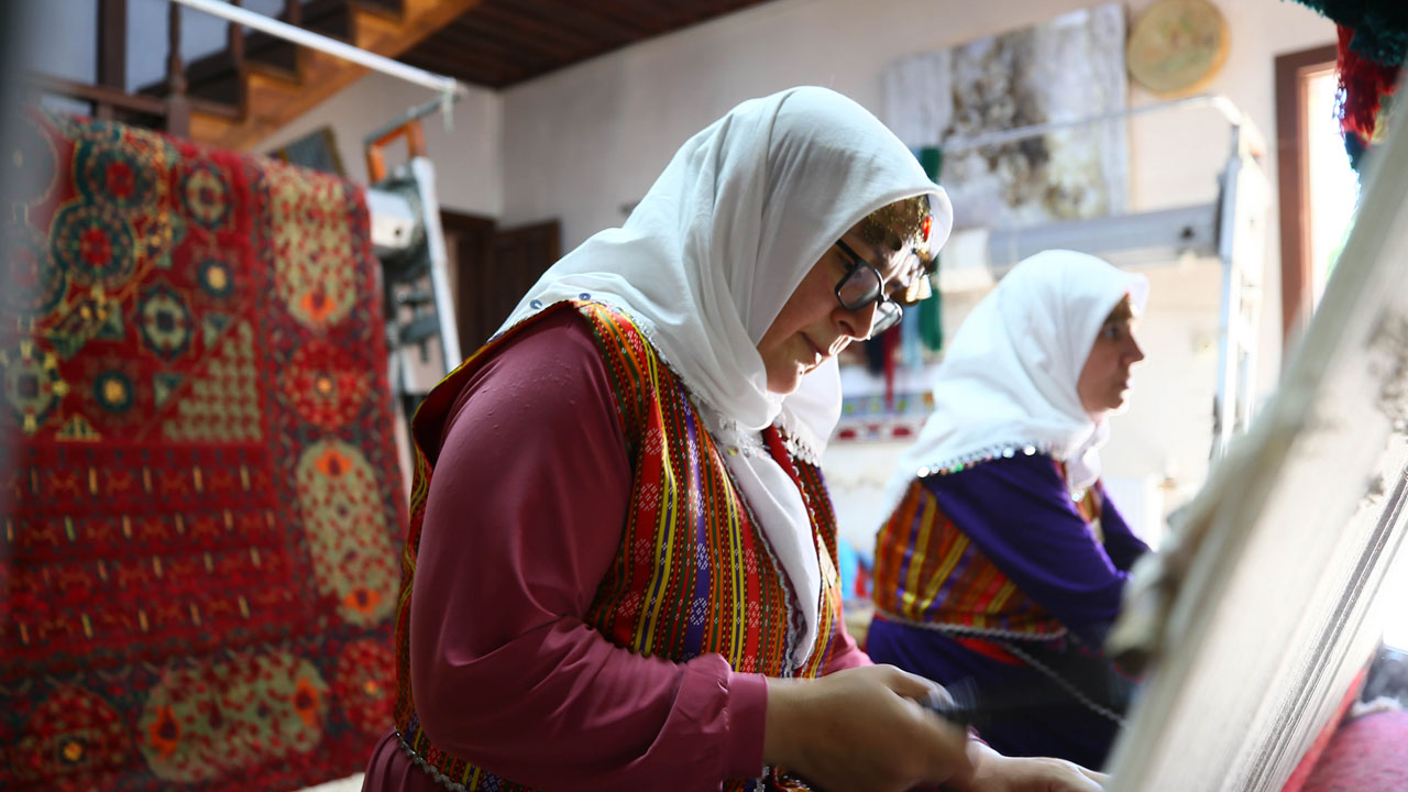 Foto - Dünyanın gözdesi ilmek ilmek dokunuyor! Uşak halısının 600 yıllık sırrı
