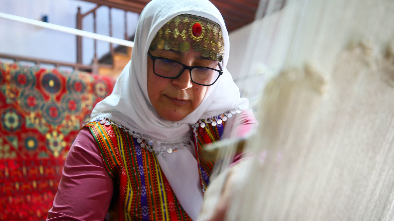 Foto - Dünyanın gözdesi ilmek ilmek dokunuyor! Uşak halısının 600 yıllık sırrı