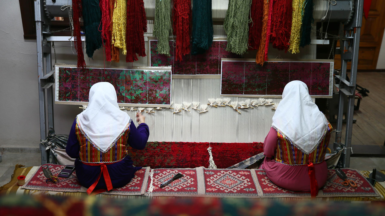 Foto - Dünyanın gözdesi ilmek ilmek dokunuyor! Uşak halısının 600 yıllık sırrı