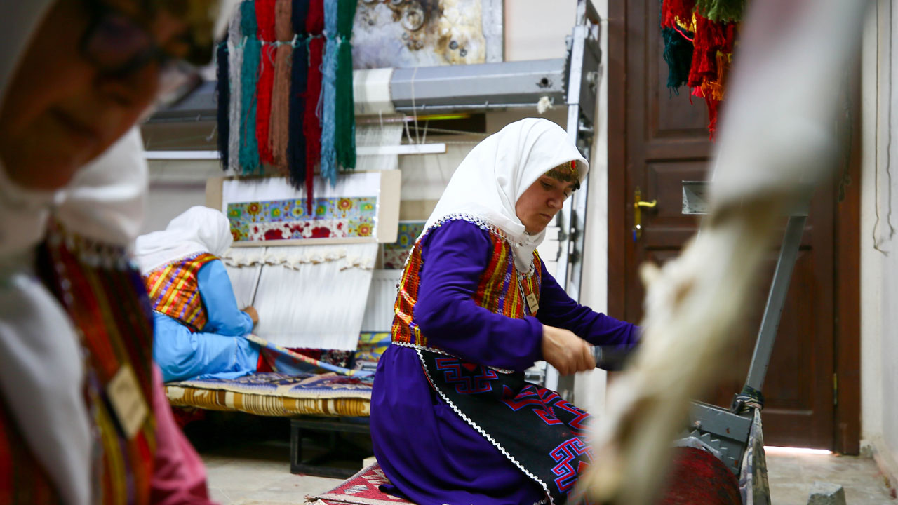 Foto - Dünyanın gözdesi ilmek ilmek dokunuyor! Uşak halısının 600 yıllık sırrı