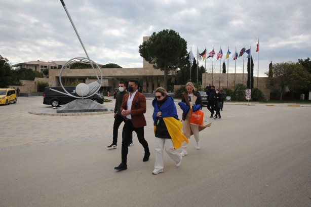 Antalya'daki tarihi zirvenin yapıldığı otelin önünde toplandılar