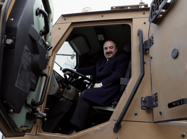 Foto - Dünyanın gözü Konya'da... Savaşlara damga vuracak! Sanayi ve Teknoloji Bakanı Mustafa Varank zırhlı tank kurtarıcısı M4K'yi kullandı
