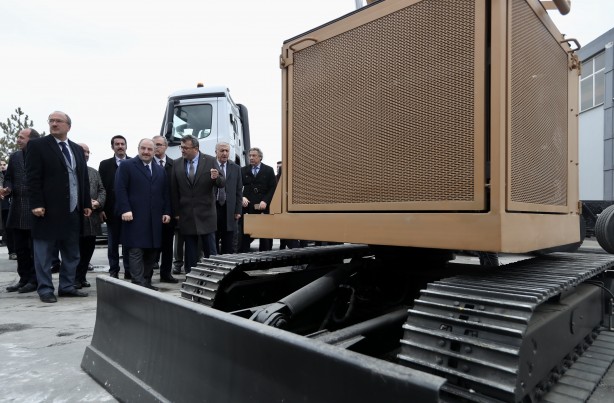 Foto - Dünyanın gözü Konya'da... Savaşlara damga vuracak! Sanayi ve Teknoloji Bakanı Mustafa Varank zırhlı tank kurtarıcısı M4K'yi kullandı