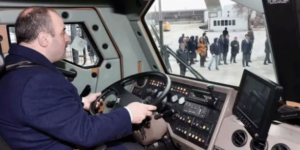 Dünyanın gözü Konya'da... Savaşlara damga vuracak! Sanayi ve Teknoloji Bakanı Mustafa Varank zırhlı tank kurtarıcısı M4K'yi kullandı