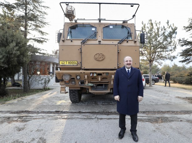 Foto - Dünyanın gözü Konya'da... Savaşlara damga vuracak! Sanayi ve Teknoloji Bakanı Mustafa Varank zırhlı tank kurtarıcısı M4K'yi kullandı