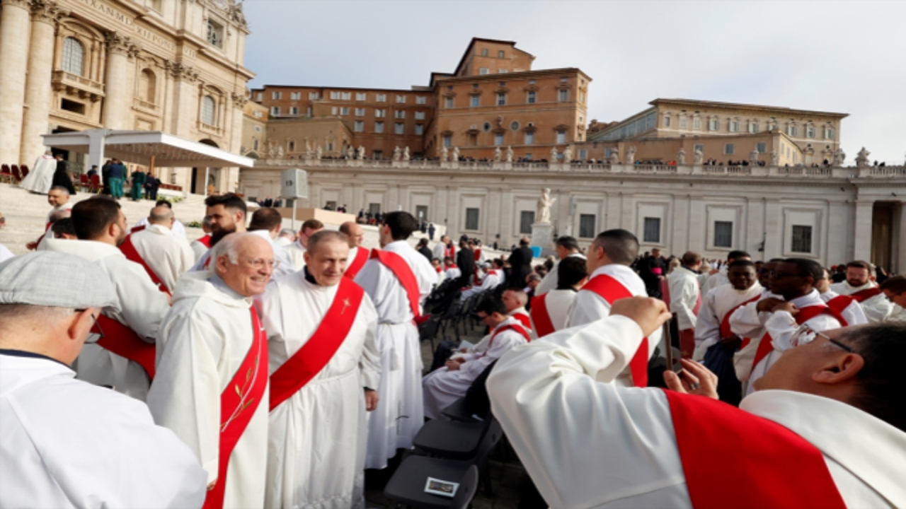 Foto - Dünyanın gözü Papa’nın cenaze töreninde! Askerlerin elindeki o silah çok konuşuldu! Türkiye’den bakın kim gitti
