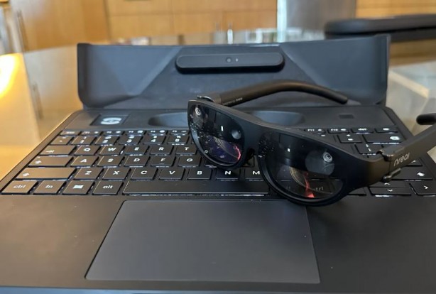 Foto - Dünyanın ilk ekransız dizüstü bilgisayarı üretildi