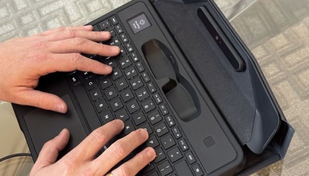 Foto - Dünyanın ilk ekransız dizüstü bilgisayarı üretildi