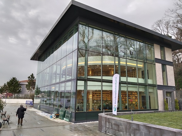 Dünya'nın ilk yalı kütüphanesi hizmete açıldı