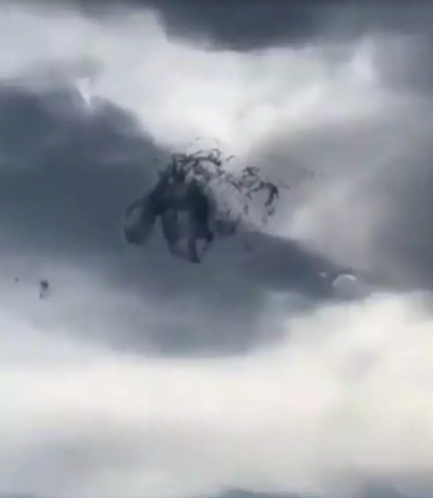 Foto - Dünyanın konuştuğu görüntü! Gökyüzünde 'siyah kütle'