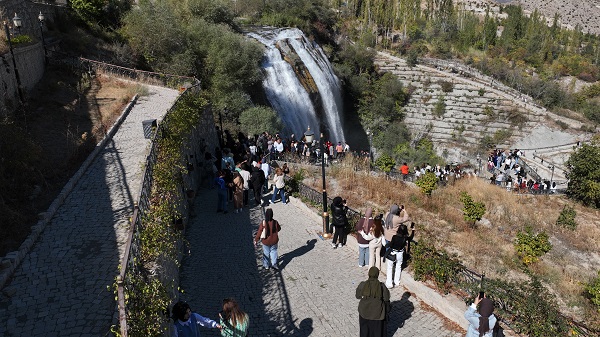 Foto - Dünyanın sayılı güzelliklerinden: Tortum Şelalesi