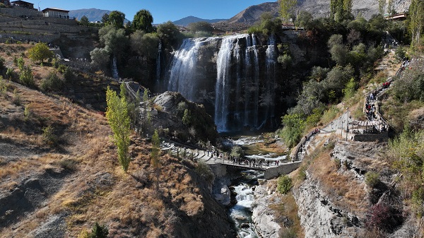 Foto - Dünyanın sayılı güzelliklerinden: Tortum Şelalesi